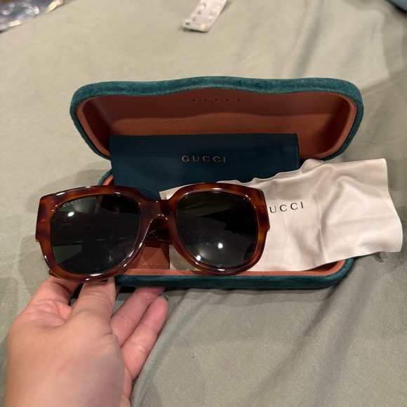 Like new GUCCI sunglasses - Picture 1 of 6